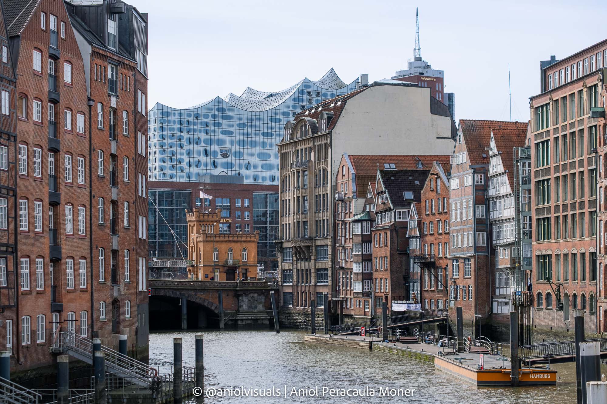 Elbphilarmonie canal photography spot